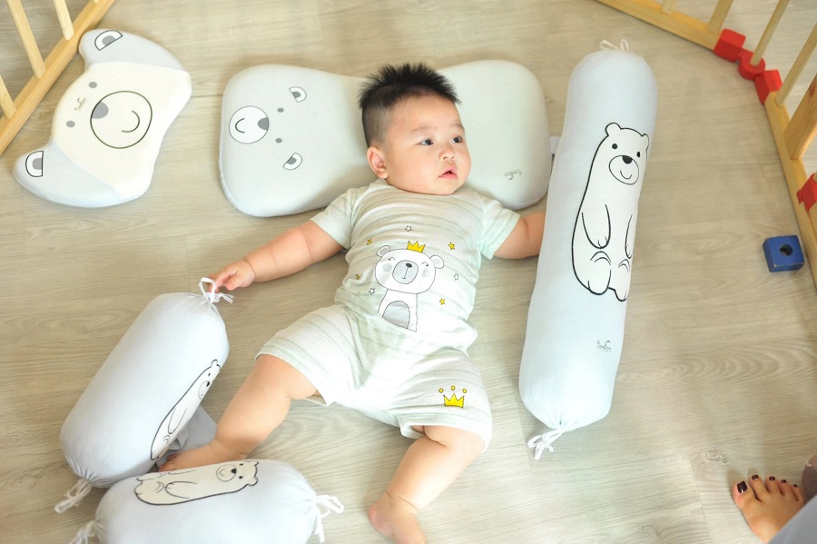 Thực tế nhiều mẹ đang sử dụng gối chặn cho bé sai cách