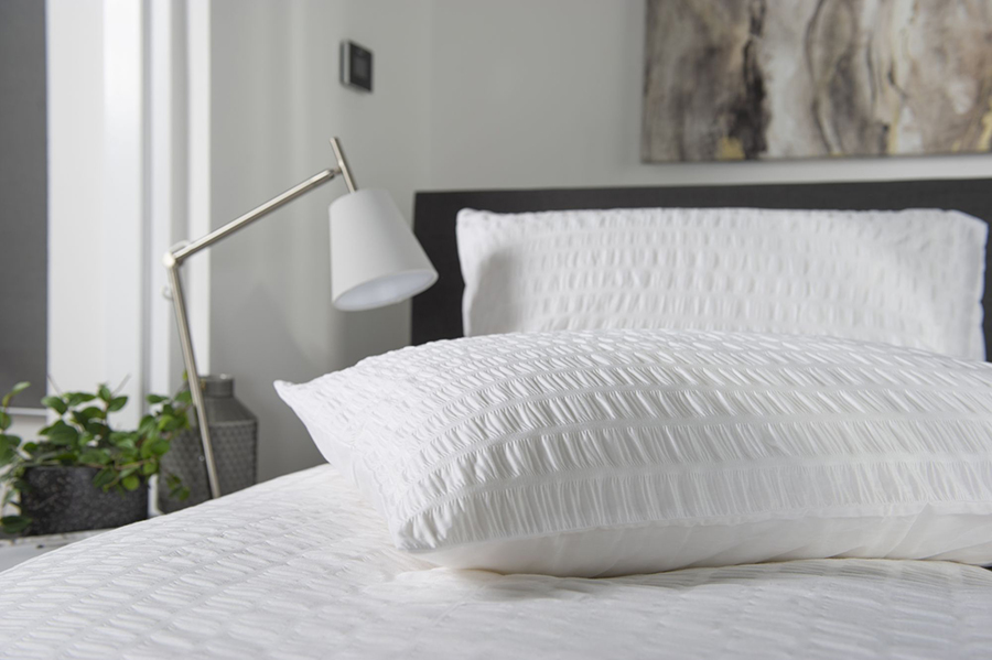 Bộ chăn ga màu trắng trơn luôn giữ được độ bền màu