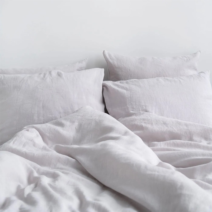 Chăn ga cotton màu trắng sở hữu độ thông thoáng, thấm hút mồ hôi tốt, khi giặt sẽ không hề bị bông xù