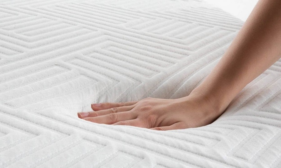 Một chiếc nệm quá mềm khiến bạn khó trở mình khi ngủ & gây áp lực lên phần cơ thể bị võng