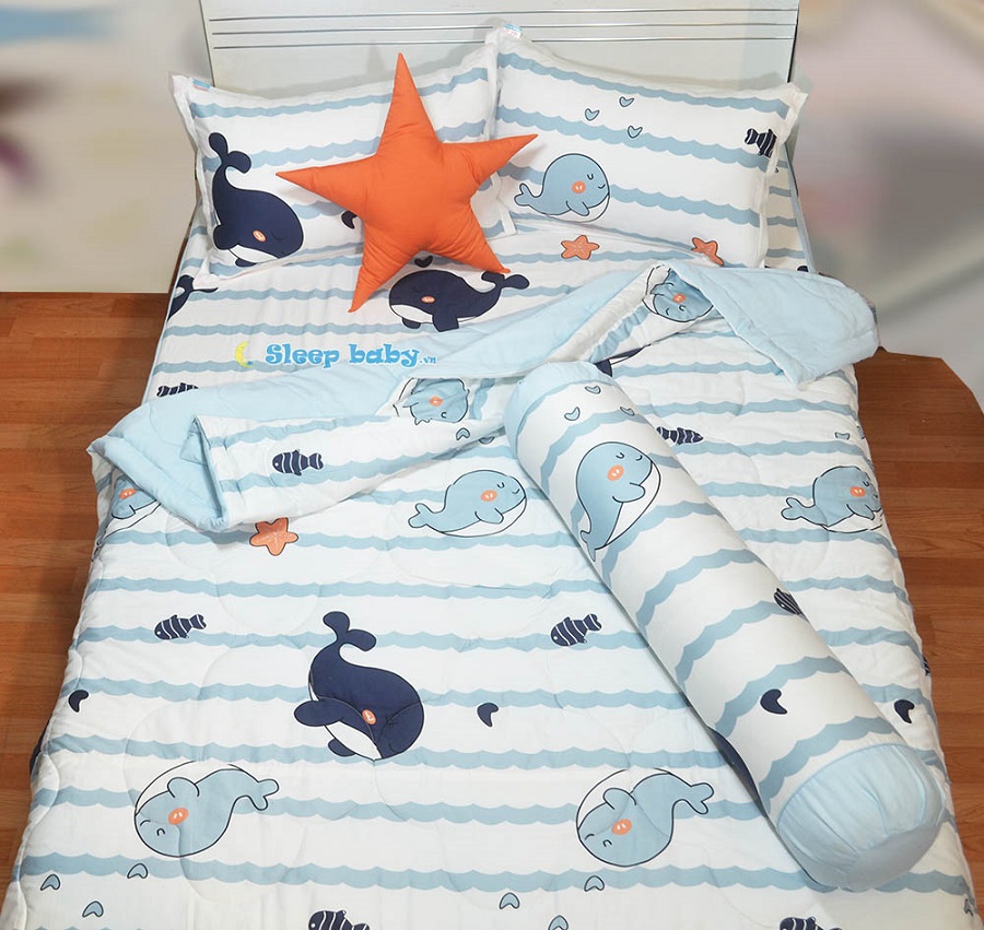 Sử dụng chăn ga gối từ chất liệu thoáng mát, lành tính giúp ổn định thân nhiệt bé khi ngủ