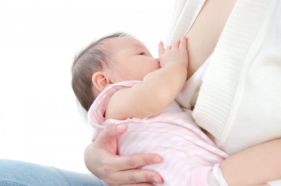 Trẻ ra mồ hôi khi bú vì nhận một lượng nhiệt lớn từ cơ thể mẹ