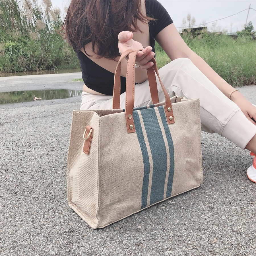 Những chiếc túi xách đậm phong cách vintage từ chất liệu vải bố