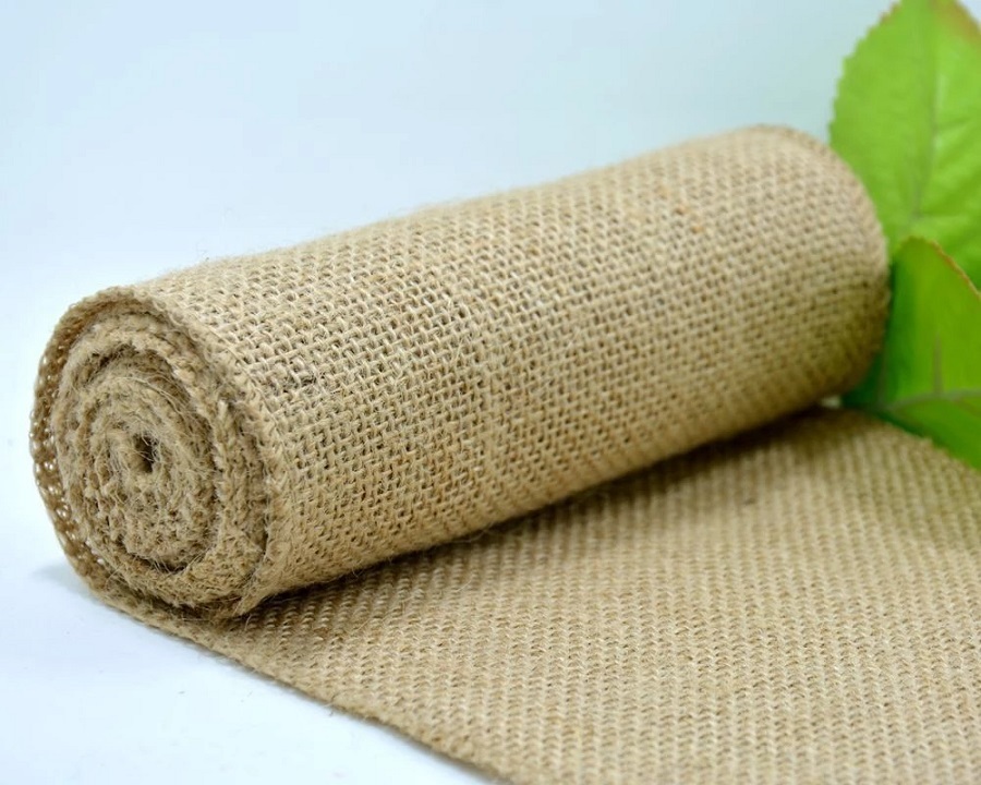Vải bố có bề mặt sần sùi, thô ráp. Vải khá dày và có độ bền cao