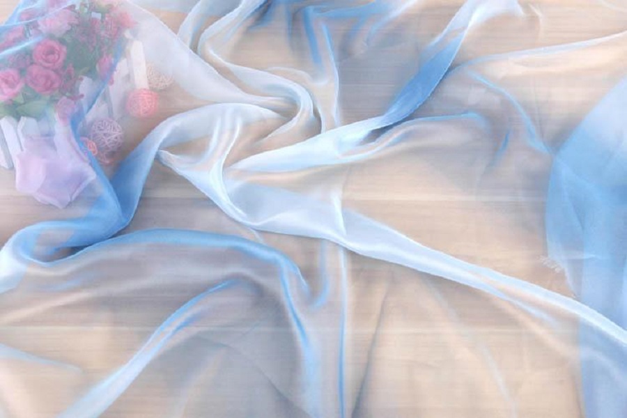 Nhạy bén về khả năng nhuộm màu cho phép chất liệu chiffon có thể dùng để thiết kế nhiều kiểu dáng trang phục khác nhau.