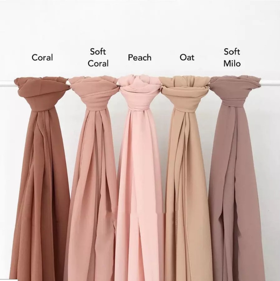 Những chiếc khăn choàng cổ chiffon mỏng nhẹ, nhiều màu sắc giúp việc phối trang phục thêm ấn tượng