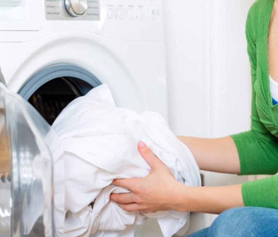 Nên ưu tiên giặt chất liệu vải đũi bằng tay hoặc chế độ quay vắt nhẹ
