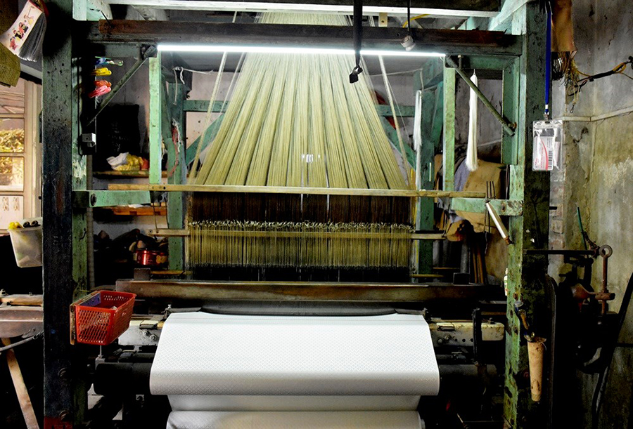 Khung dệt đã căng tơ, chuẩn bị tiến hành dệt