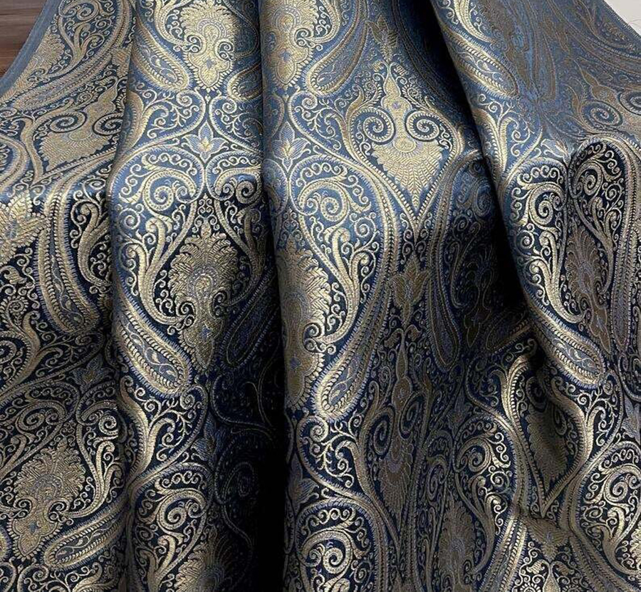 Gấm là dòng vải đòi hỏi kỹ thuật dệt cao, được mệnh danh là “bà chúa” trong các mặt hàng tơ lụa