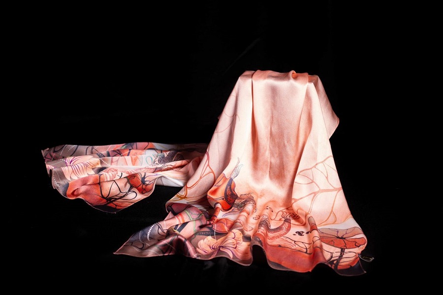 Lụa tơ tằm cực kỳ mềm mại với độ óng ánh bồng bềnh