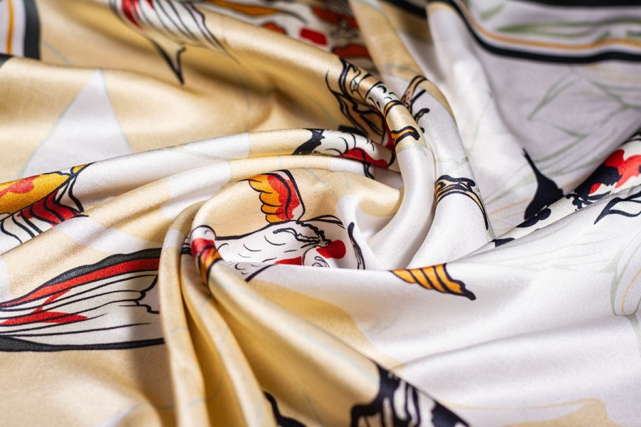 Lụa tơ tằm không nhăn ngay cả khi vò mạnh tay