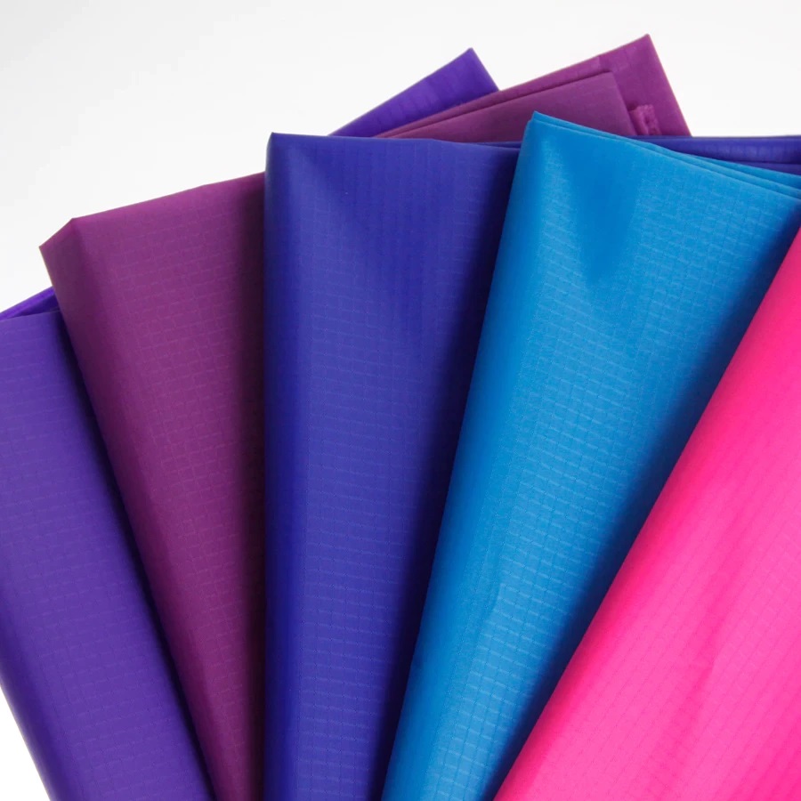 Nylon rất nhẹ nên thường được sử dụng làm áo mưa