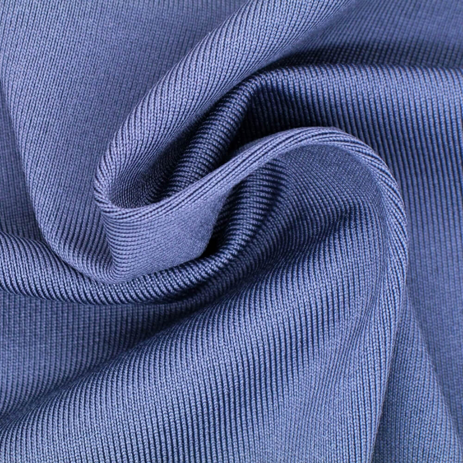 Nylon thấm màu nhuộm rất tốt, đặc biệt vải có khả năng tiếp nhận cả những loại thuốc nhuộm có tính axit cao