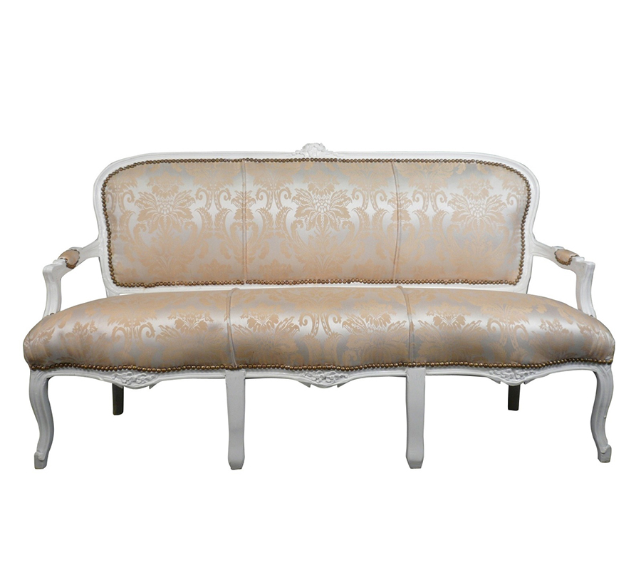 Áo ghế sử dụng chất liệu satin đem đến vẻ đẹp sang trọng