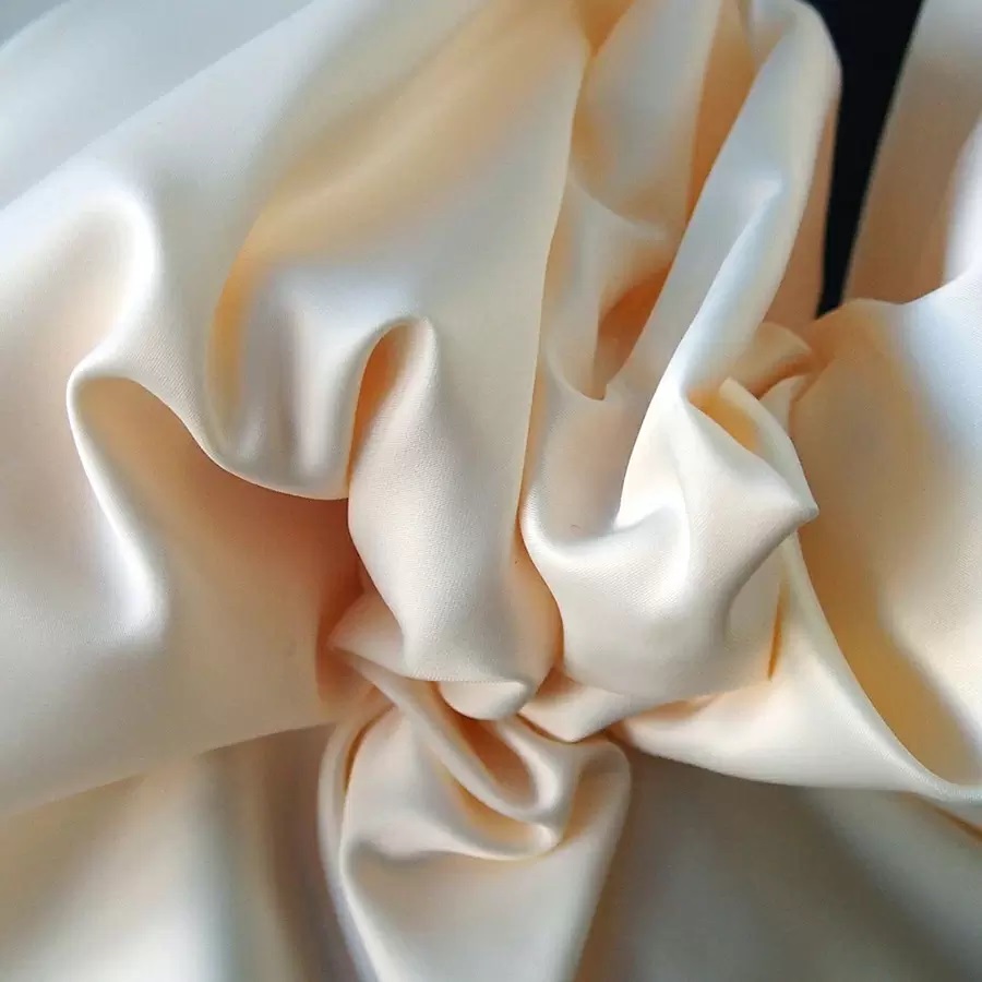 Chất liệu satin nổi bật với vẻ đẹp óng ả, mềm mại, thấm hút mồ hôi tốt