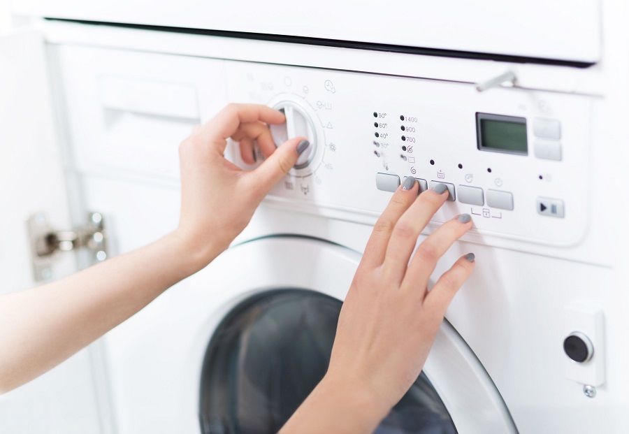 Điều chỉnh máy giặt về chế độ giặt nhẹ để bảo vệ độ bền của chăn ga