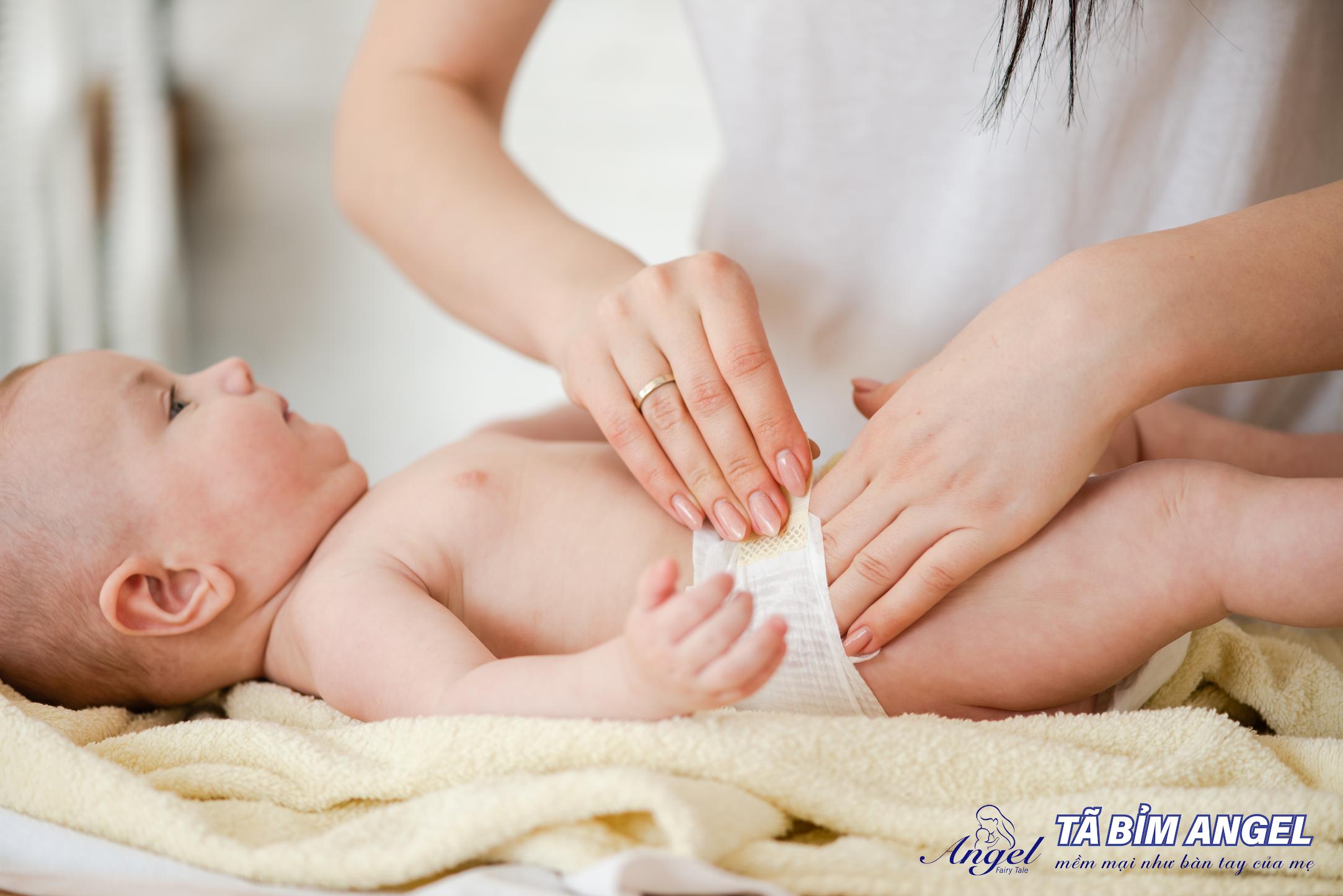 Lưu ý khi mặc bỉm cho trẻ để không bị tràn ra ngoài
