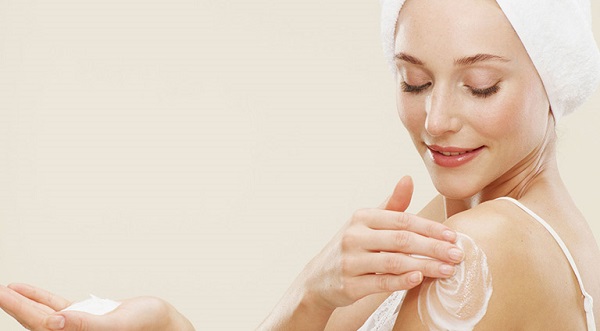 Thoa sữa dưỡng thể khi da còn ẩm, giúp da hấp thu tốt dưỡng chất