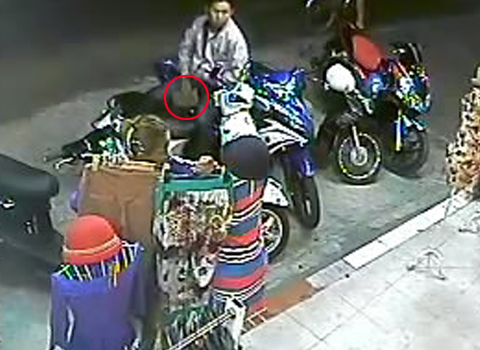 Đôi nam nữ dàn cảnh cạy cốp Vespa trộm ví tiền