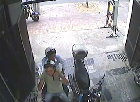 2 thanh niên dàn kịch, trộm xe máy trong 9 giây