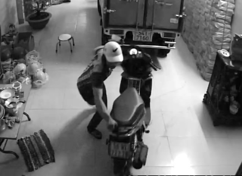 Ngang nhiên phá cửa trộm xe trước mặt nhiều người