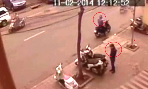 Người đàn ông thẫn thờ vì bị trộm bẻ khoá xe SH