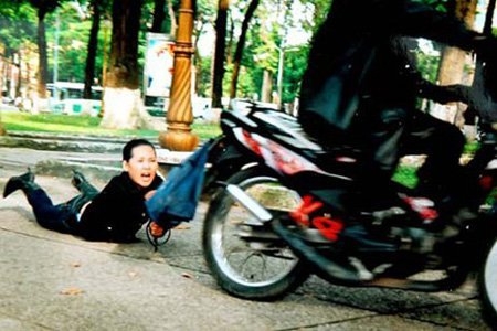 Các chiêu trò trộm cướp xe máy và cách để phòng chống tự vệ