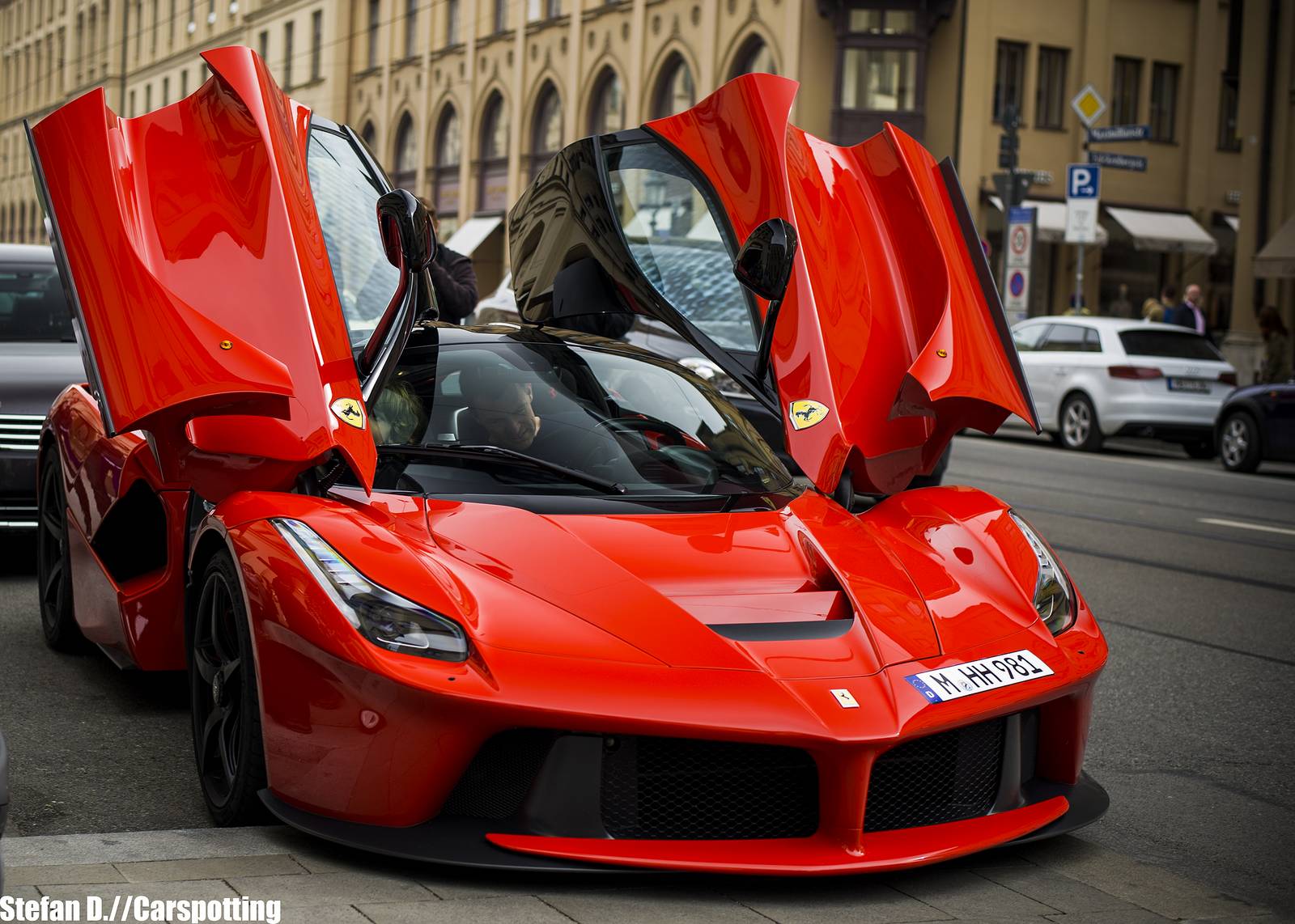 Ferrari kỉ niệm cột mốc 15 triệu fan Facebook bằng video trải nghiệm LaFerrari
