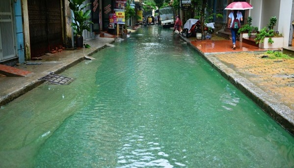 nuoc-mau-xanh-ngat-tai-Ha-Noi-5