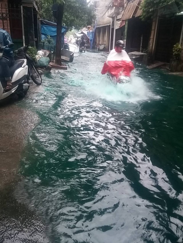 nuoc-mau-xanh-ngat-tai-Ha-Noi-1