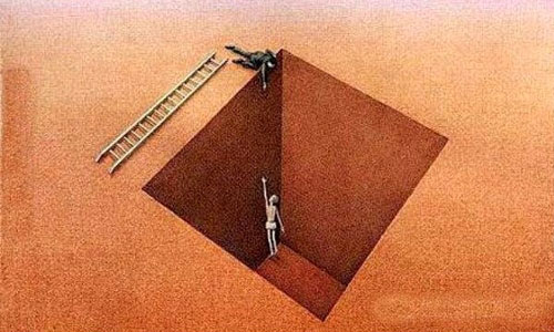 Người giơ tay về phía bạn chưa chắc đã thực lòng muốn cứu bạn. 18 bức ảnh về bản chất cuộc sống khiến bạn phải giật mình