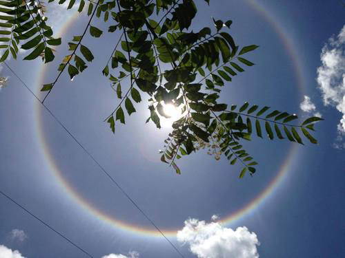 Mặt trời tỏa hào quang.