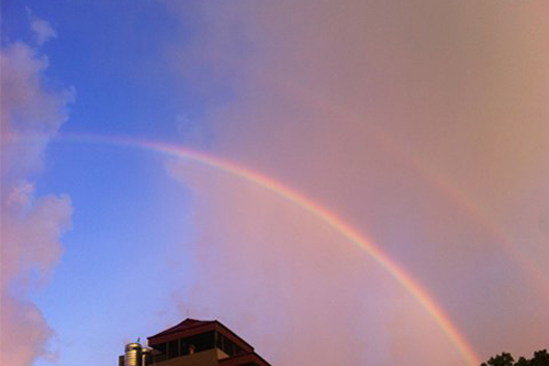 Cũng trong tháng 7/2012, ên bầu trời Hà Nội xuất hiện cầu vồng đôi và những áng mây rực rỡ sắc màu tuyệt đẹp.
