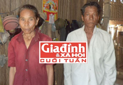 Vợ chồng ông Lâm Mách trong căn nhà rách.