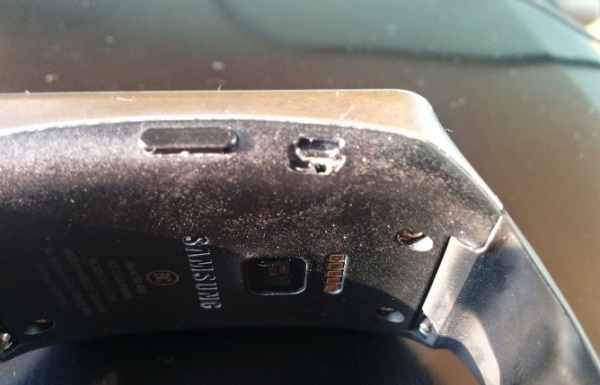 Có vẻ như Gear Live sẽ trở thành cái tên đầu tiên lọt vào "danh sách đen" của người dùng smartwatch. Không chỉ thường xuyên hỏng bộ phận sạc, Gear Live còn bị Samsung từ chối bảo hành một cách rất vô lý.