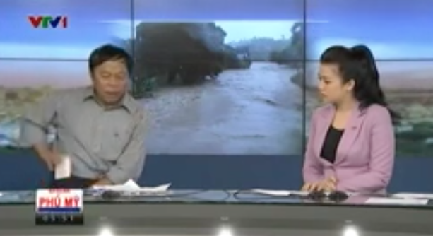 Phóng viên VTV thẳng tay ném điện thoại trong khi phát sóng trực tiếp
