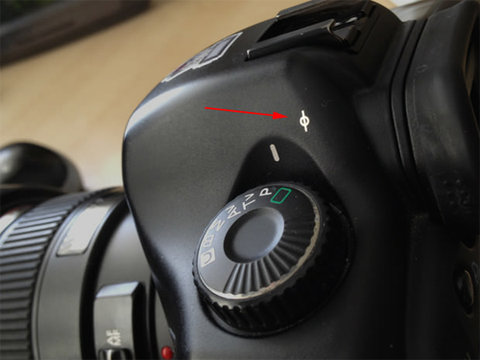 Ký hiệu trên thân máy ảnh.