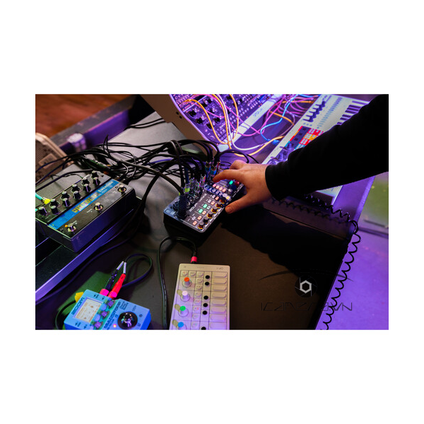 Bàn trộn âm thanh Zoom LiveTrak L-6