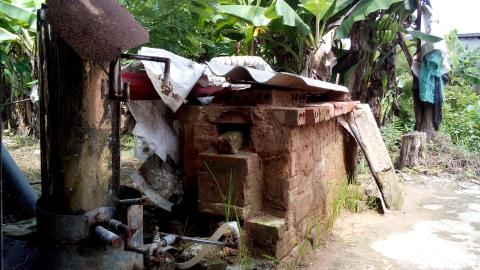 Phần lò đốt của chiếc máy bị tháo dỡ và để rêu mốc ngoài vườn