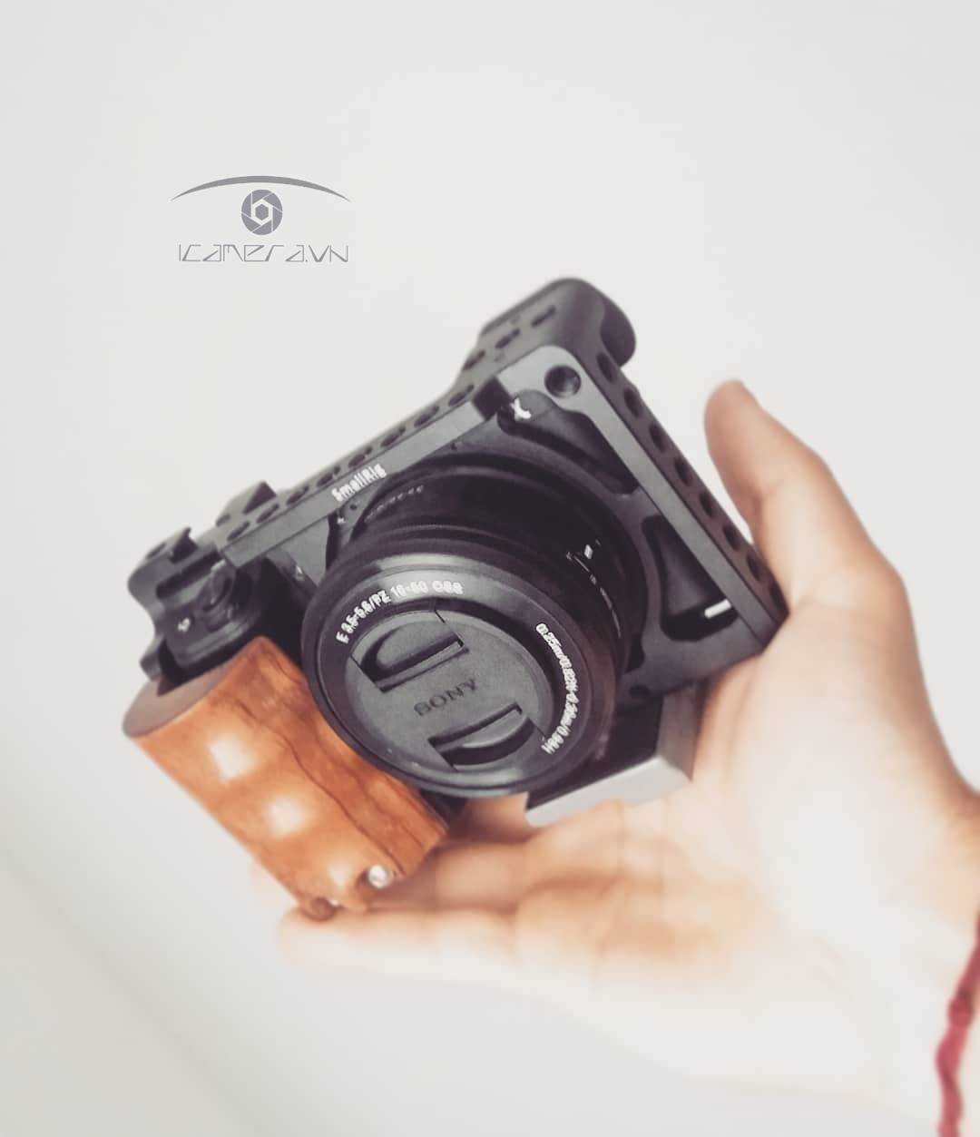 Khung SmallRig Cage với báng cầm bằng gỗ cho Sony A6000/A6300 (2082)