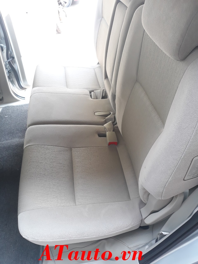 Hàng ghế thứ 2 bọc nỉ, xe innova E chở được tối đa 8 người.