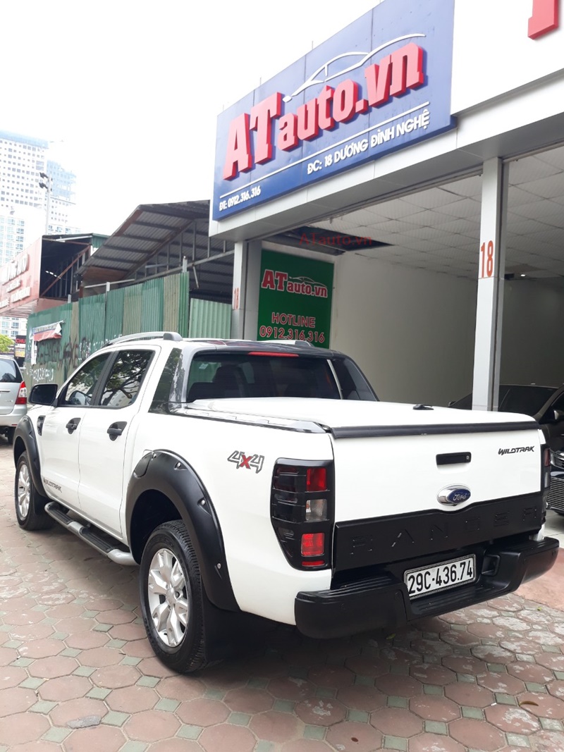 Xe Wildtrak đã lắp nắp thùng thấp rất đẹp