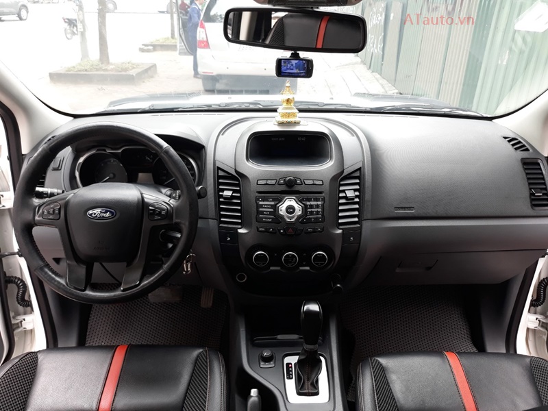 Nội thất Wildtrak 3.2 sang trọng và tiện nghi
