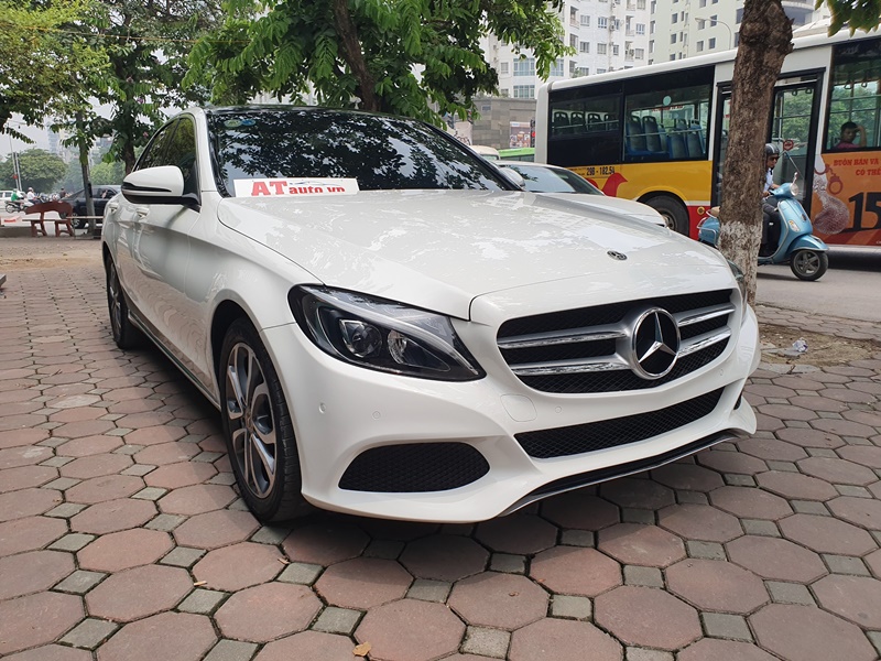 Xe Mercedes C200 màu trắng nội thất màu kem