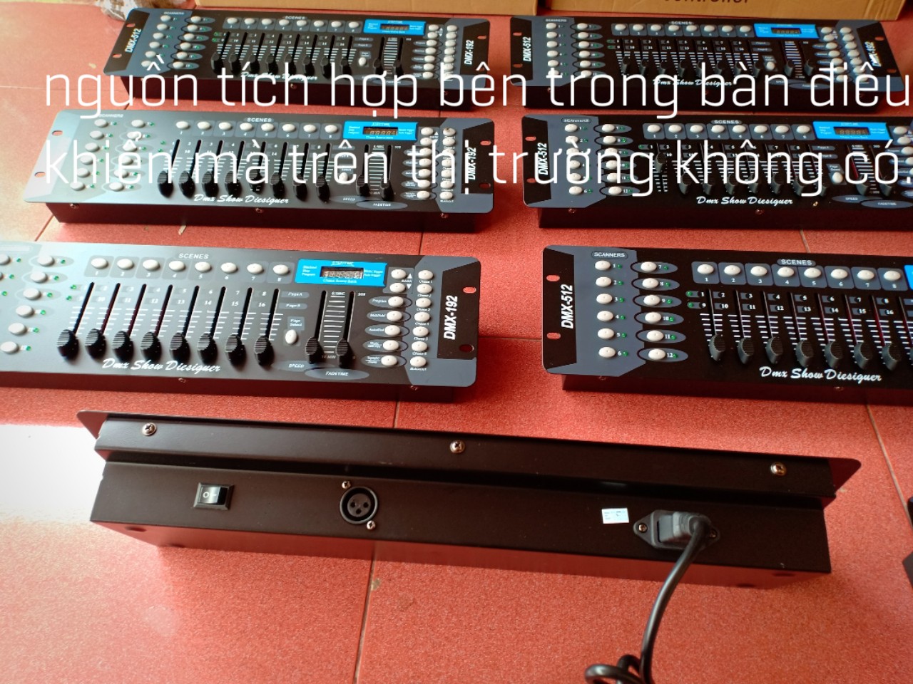 Bàn điều khiển DMX 512 được thiết kế hiện đại, tiện lợi với việc có bo nguồn tích hợp nên không cần phải mang theo bộ đổi nguồn trong quá trình sử dụng