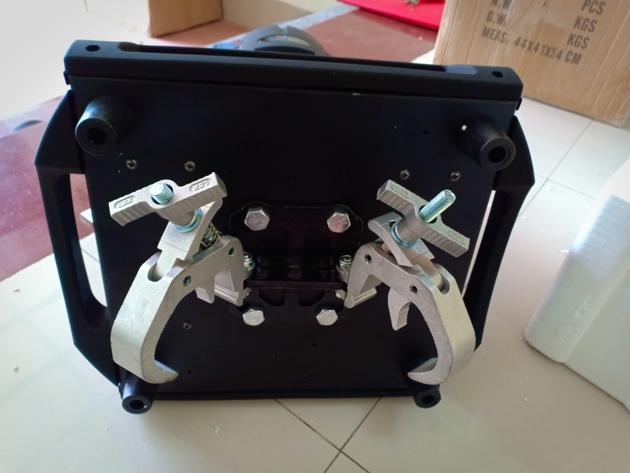 Beam 230 Gobo 4D tại phukiensankhau.com được tích hợp sẵn 2 cùm treo có thể gấp lại khi cần. Qua đó thuận tiện hơn cho người sử dụng trong quá trình sử dụng. Đồng thời cũng tiết kiệm được chi phí khi phải mua cùm treo bên ngoài