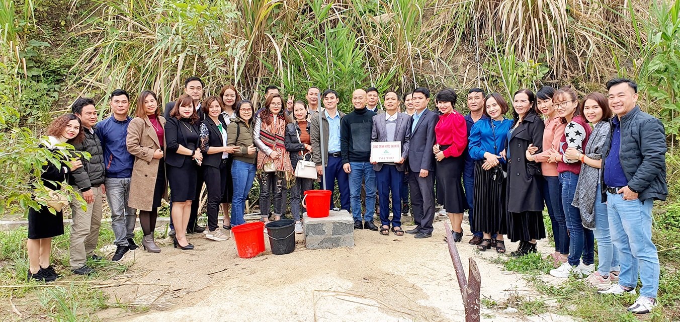 Đại diện Vinalink Group bàn giao giếng nước sạch cho đại diện trường Tiểu học Mường Lý - Mường Lát