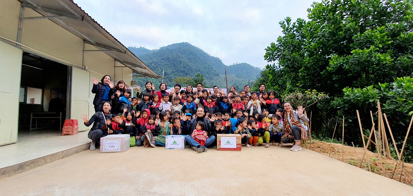 Đại diện Vinalink Group cùng các cháu học sinh điểm trường bản Ón - Mường Lát