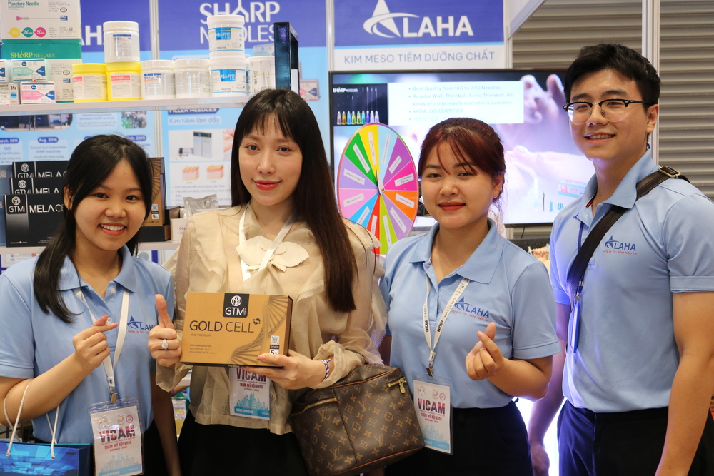 Khách hàng chụp ảnh cùng sản phẩm được cung cấp từ ALAHA Việt Nam