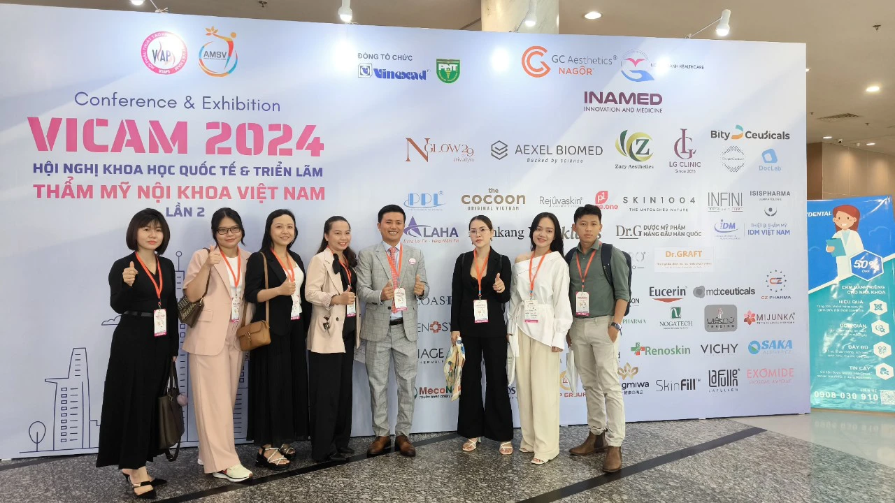 Lãnh đạo ALAHA chụp ảnh cùng đại diện các đơn vị